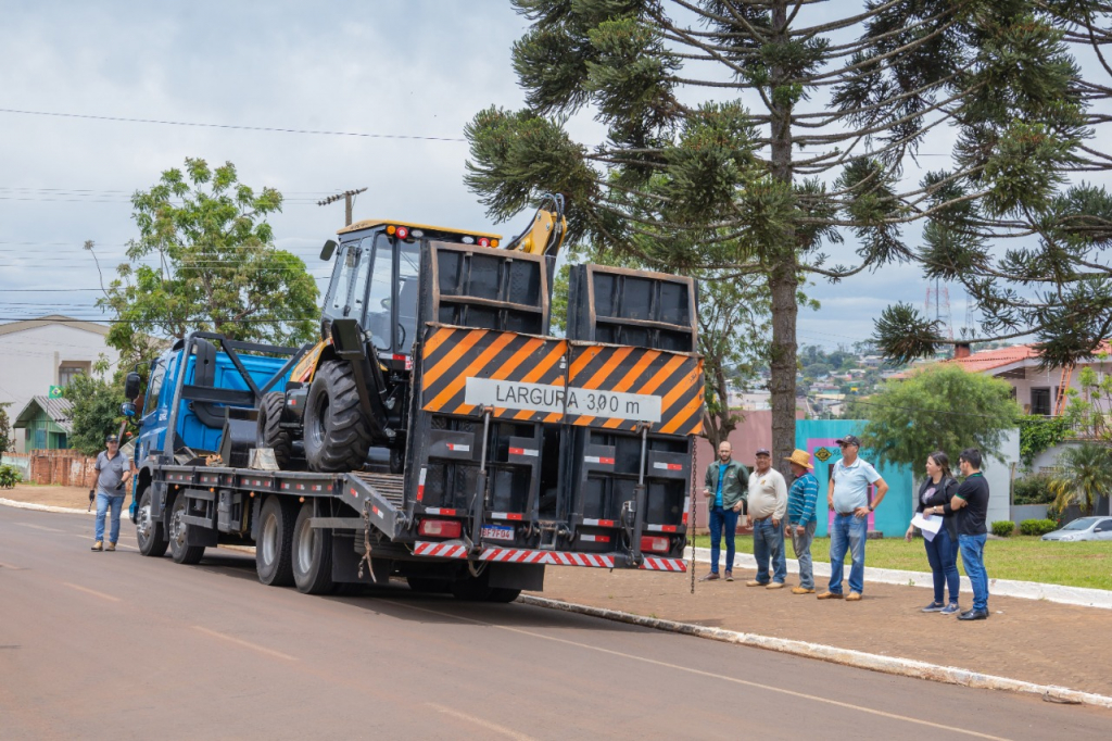 Prefeitura de Ibema recebeu uma retroescavadeira para a frota de máquinas pesadas